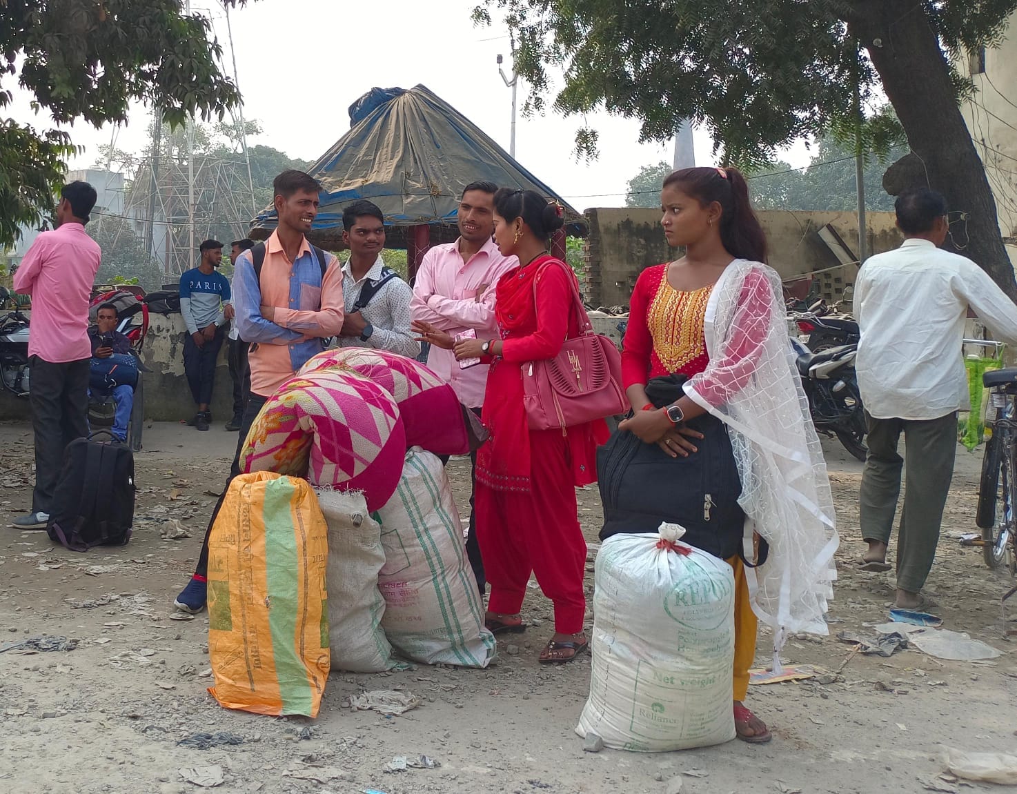 पीलीभीत के असम चौराहे के पास वाहन के इंतजार में खड़े लोग।संवाद पीलीभीत के असम चौराहे के पास वाहन के इंतजार में खड़े लोग।संवाद