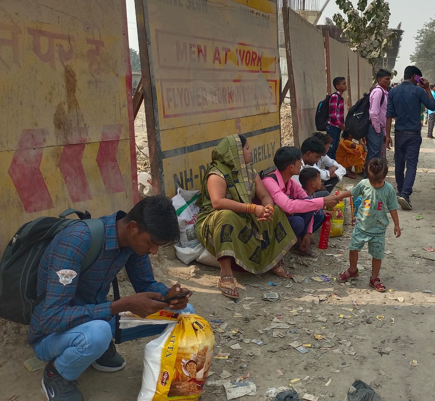 पीलीभीत के असम चौराहे के पास वाहन के इंतजार में खड़े लोग।संवाद पीलीभीत के असम चौराहे के पास वाहन के इंतजार में खड़े लोग।संवाद