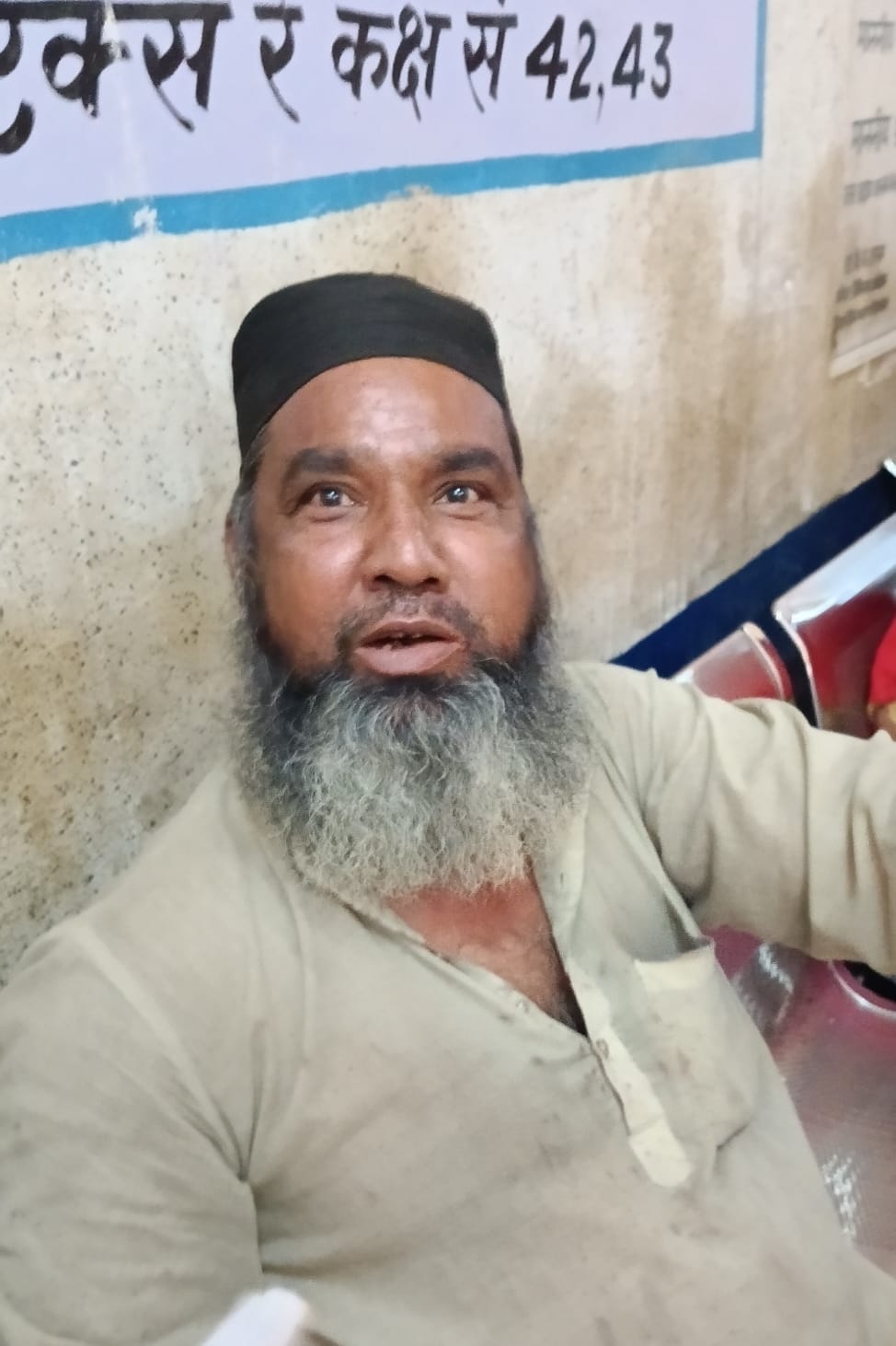 पीलीभीत के जिला चिकित्सालय में पर्चा बनवाने के लिए लगी लोगों की लाइन।संवाद पीलीभीत के जिला चिकित्सालय में पर्चा बनवाने के लिए लगी लोगों की लाइन।संवाद