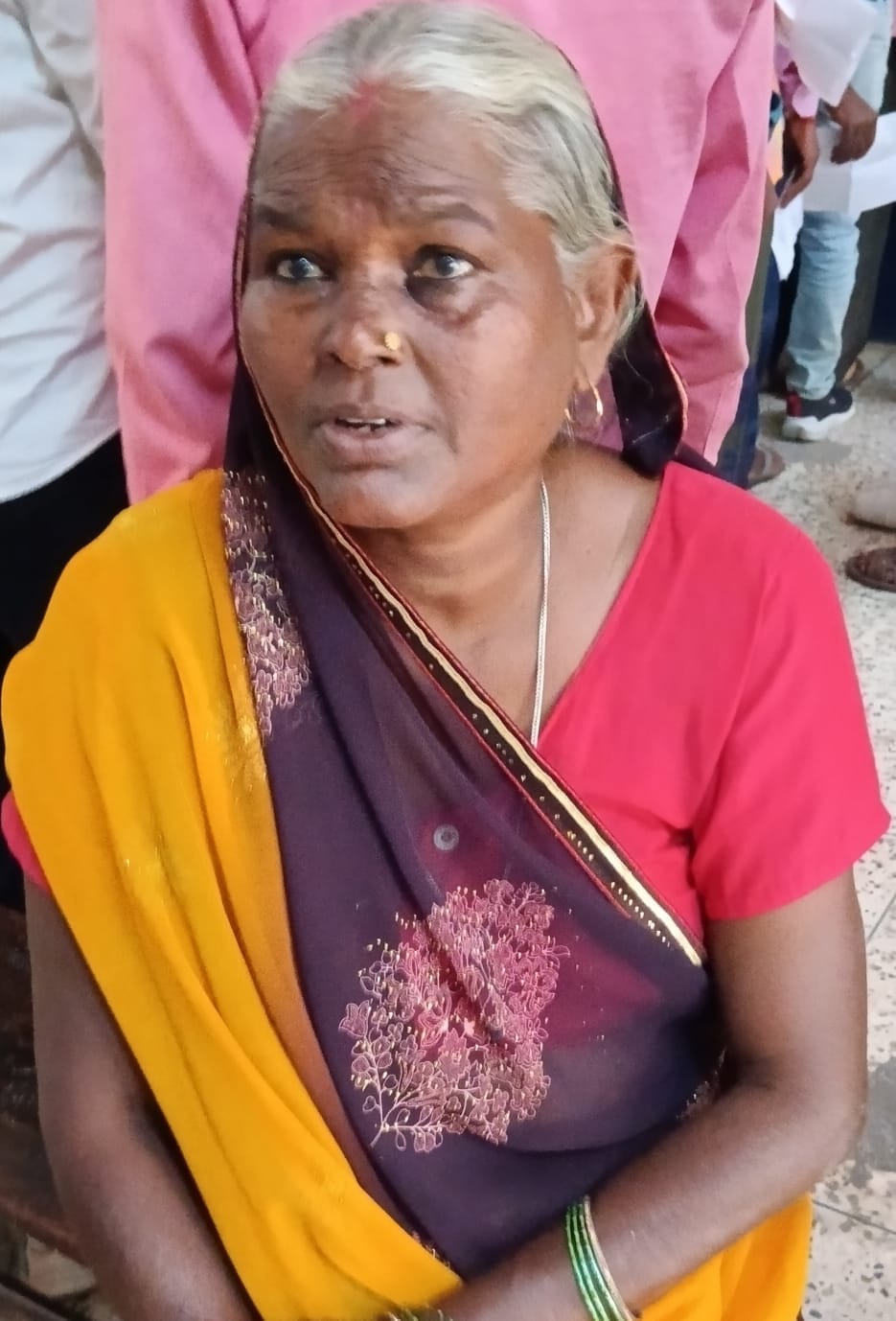 पीलीभीत के जिला चिकित्सालय में पर्चा बनवाने के लिए लगी लोगों की लाइन।संवाद पीलीभीत के जिला चिकित्सालय में पर्चा बनवाने के लिए लगी लोगों की लाइन।संवाद