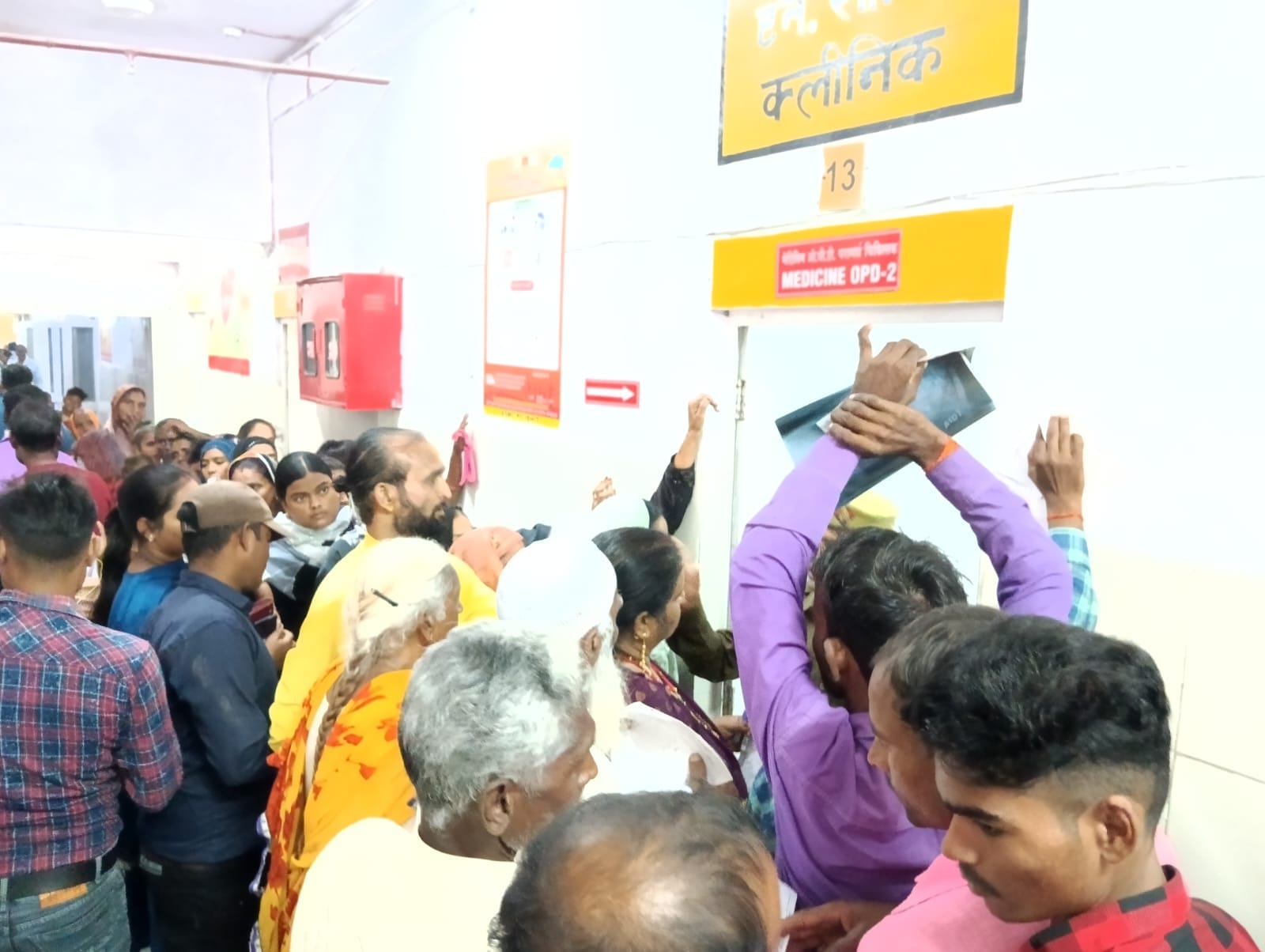 पीलीभीत के जिला चिकित्सालय में पर्चा बनवाने के लिए लगी लोगों की लाइन।संवाद पीलीभीत के जिला चिकित्सालय में पर्चा बनवाने के लिए लगी लोगों की लाइन।संवाद
