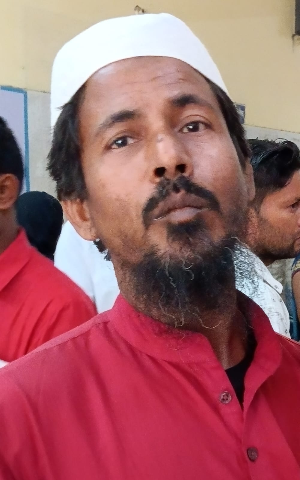 पीलीभीत के जिला चिकित्सालय में पर्चा बनवाने के लिए लगी लोगों की लाइन।संवाद पीलीभीत के जिला चिकित्सालय में पर्चा बनवाने के लिए लगी लोगों की लाइन।संवाद