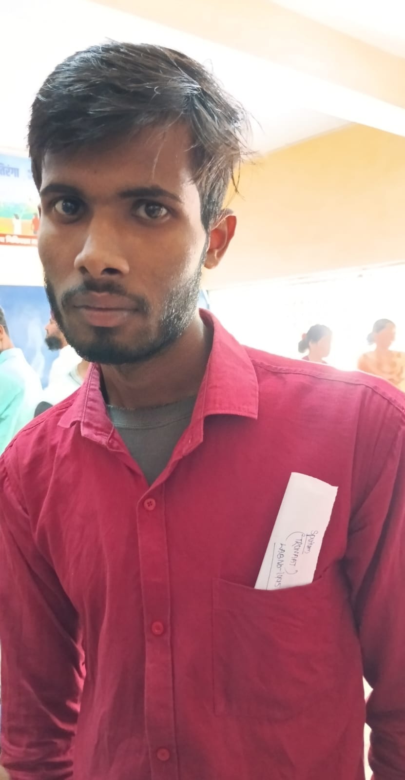 पीलीभीत के जिला चिकित्सालय में पर्चा बनवाने के लिए लगी लोगों की लाइन।संवाद पीलीभीत के जिला चिकित्सालय में पर्चा बनवाने के लिए लगी लोगों की लाइन।संवाद