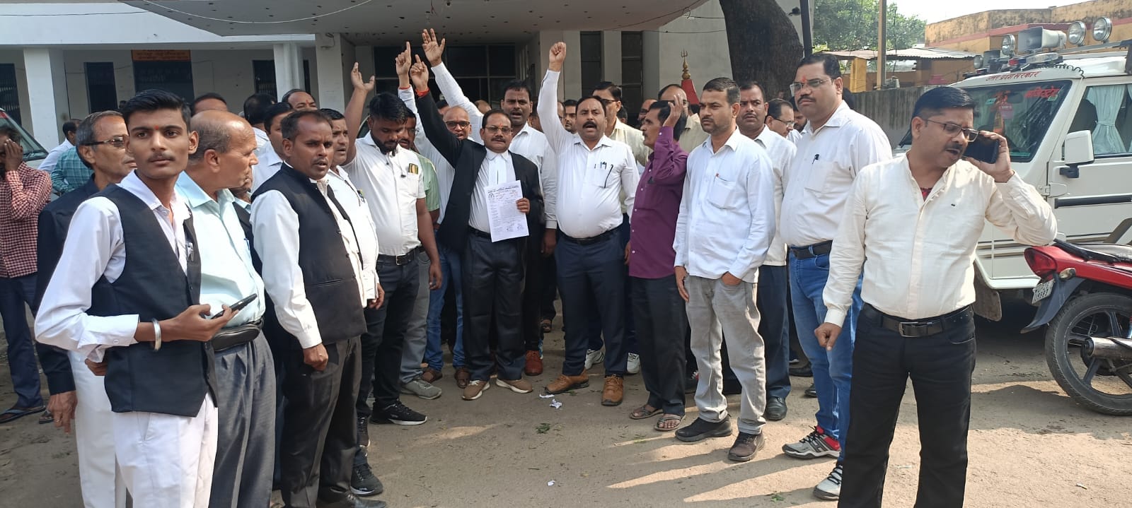 पूरनपुर में जुलूस निकालकर प्रदर्शन करते अधिवक्ता।संवाद पूरनपुर में जुलूस निकालकर प्रदर्शन करते अधिवक्ता।संवाद