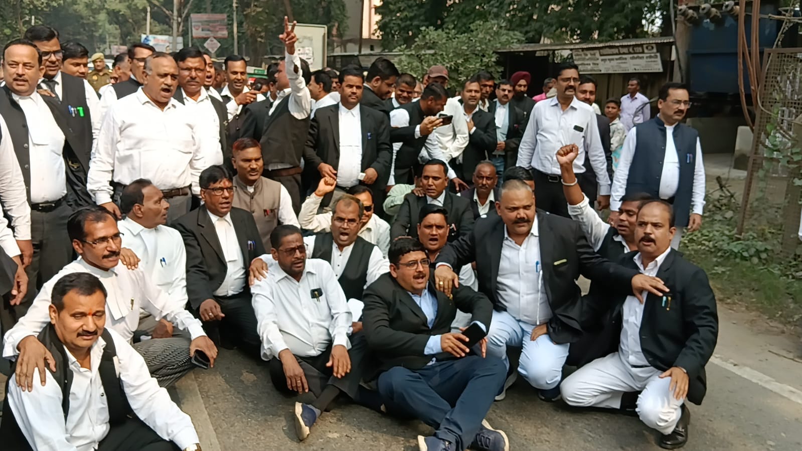 पूरनपुर में जुलूस निकालकर प्रदर्शन करते अधिवक्ता।संवाद पूरनपुर में जुलूस निकालकर प्रदर्शन करते अधिवक्ता।संवाद