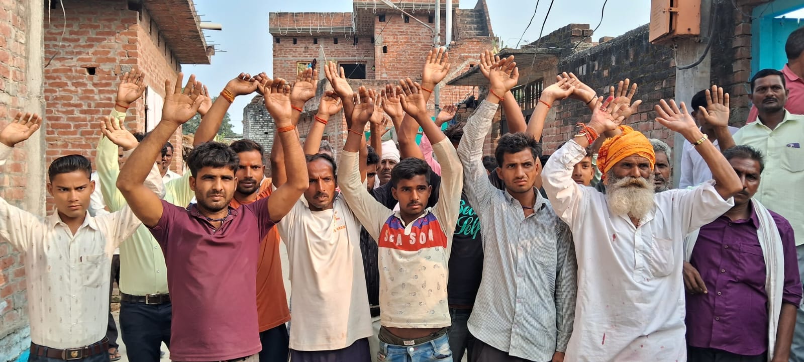 प्रतापडांडी में मृतक के परिजनों से वार्ता करते क्षेत्राधिकारी प्रतीक दाहिया।संवाद प्रतापडांडी में मृतक के परिजनों से वार्ता करते क्षेत्राधिकारी प्रतीक दाहिया।संवाद