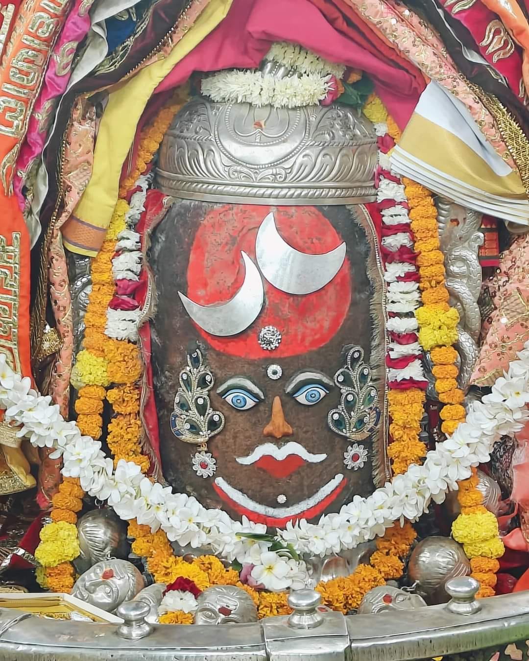 सिंदूर, अबीर और गुलाल से भस्म आरती मे सजे बाबा महाकाल, दो चन्द्र का श्रृंगार देख श्रद्धालु रह ग सिंदूर, अबीर और गुलाल से भस्म आरती मे सजे बाबा महाकाल, दो चन्द्र का श्रृंगार देख श्रद्धालु रह ग
