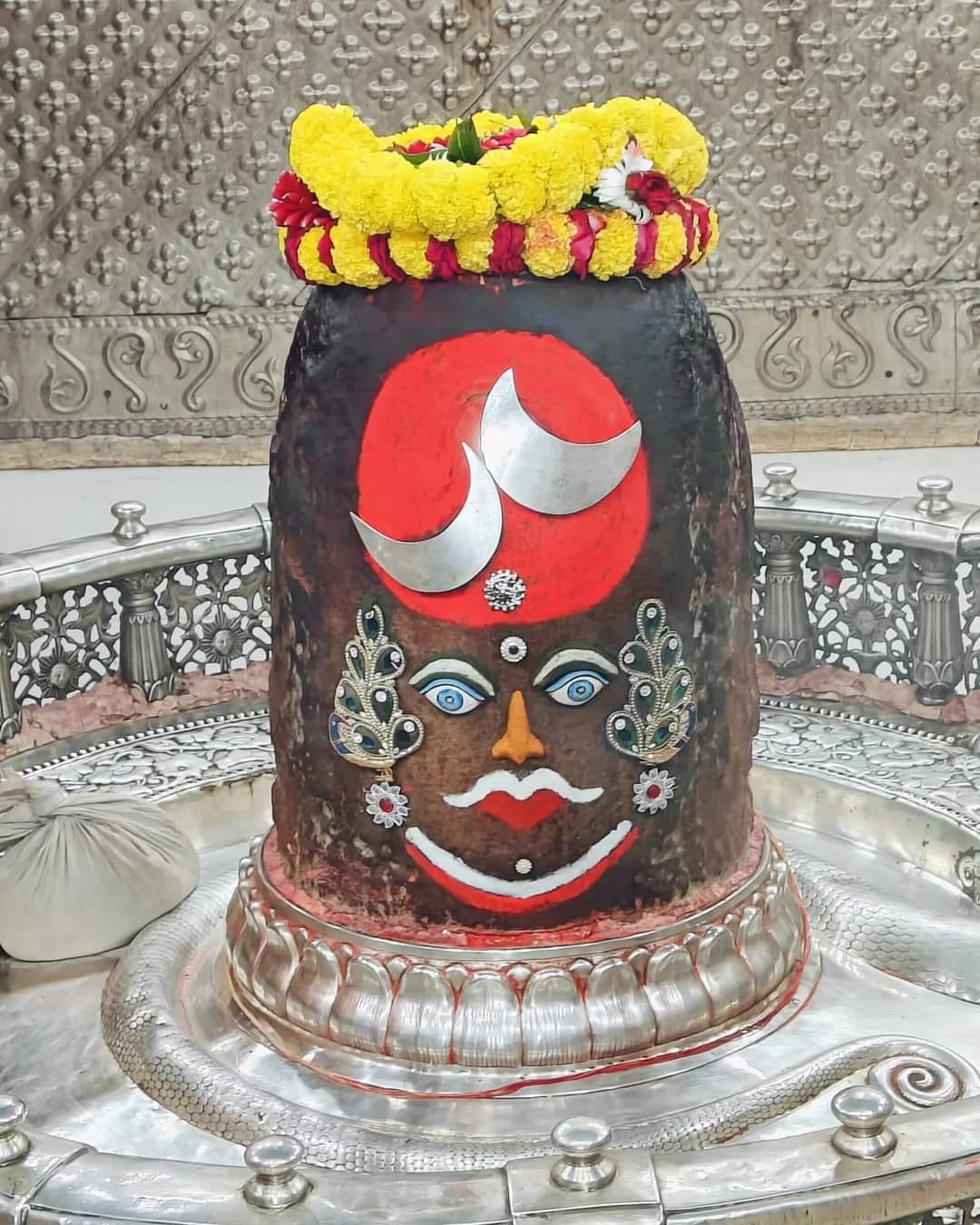 सिंदूर, अबीर और गुलाल से भस्म आरती मे सजे बाबा महाकाल, दो चन्द्र का श्रृंगार देख श्रद्धालु रह ग सिंदूर, अबीर और गुलाल से भस्म आरती मे सजे बाबा महाकाल, दो चन्द्र का श्रृंगार देख श्रद्धालु रह ग