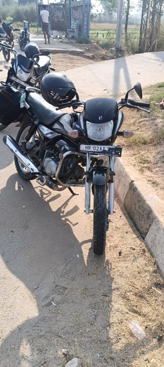शहजादपुर के रजपुरा गांव के पास कार के कुचले जाने के बाद हाईवे पर पड़े पति के शव के पास विलाप कर शहजादपुर के रजपुरा गांव के पास कार के कुचले जाने के बाद हाईवे पर पड़े पति के शव के पास विलाप कर