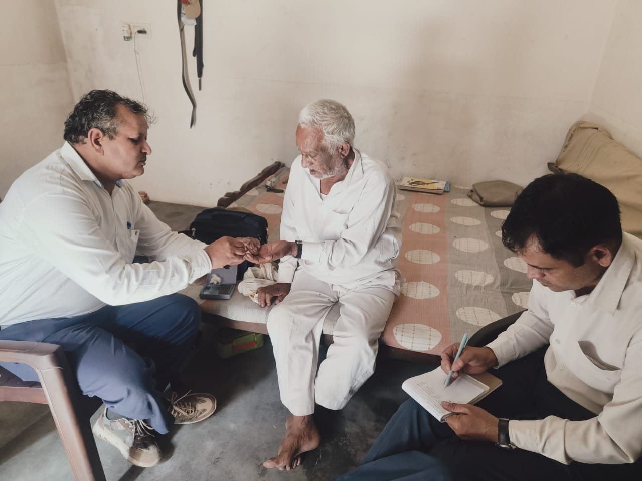 05जेएनडी17 : घर-घर जाकर बुखार पीड़ित लोगों के सैंपल लेते स्वास्थ्य कर्मचारी। संवाद 05जेएनडी17 : घर-घर जाकर बुखार पीड़ित लोगों के सैंपल लेते स्वास्थ्य कर्मचारी। संवाद