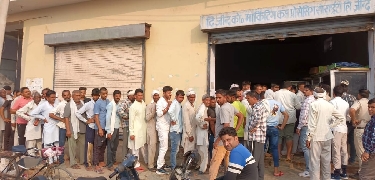 05जेएनडी19: सरकारी खाद की दुकान पर लगी किसानों की लाइन। संवाद 05जेएनडी19: सरकारी खाद की दुकान पर लगी किसानों की लाइन। संवाद