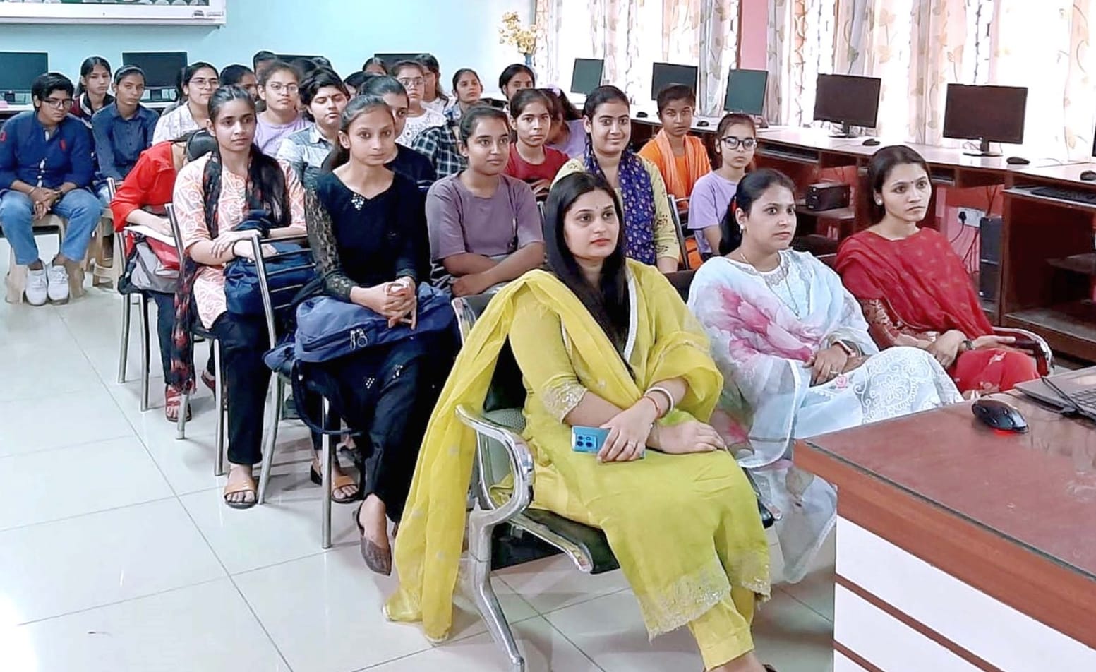 06जेएनडी11: व्याख्यान में भाग लेते हुए छात्राएं व प्राध्यापिकाएं। 06जेएनडी11: व्याख्यान में भाग लेते हुए छात्राएं व प्राध्यापिकाएं।