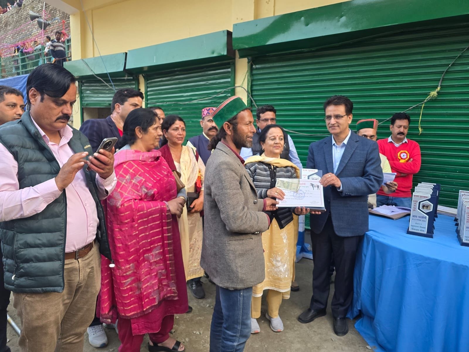 अश्व प्रदर्शनी के अंतिम दिन गुब्बारा फोड़ प्रतियोगिता में भाग लेते अश्वपालक। संवाद