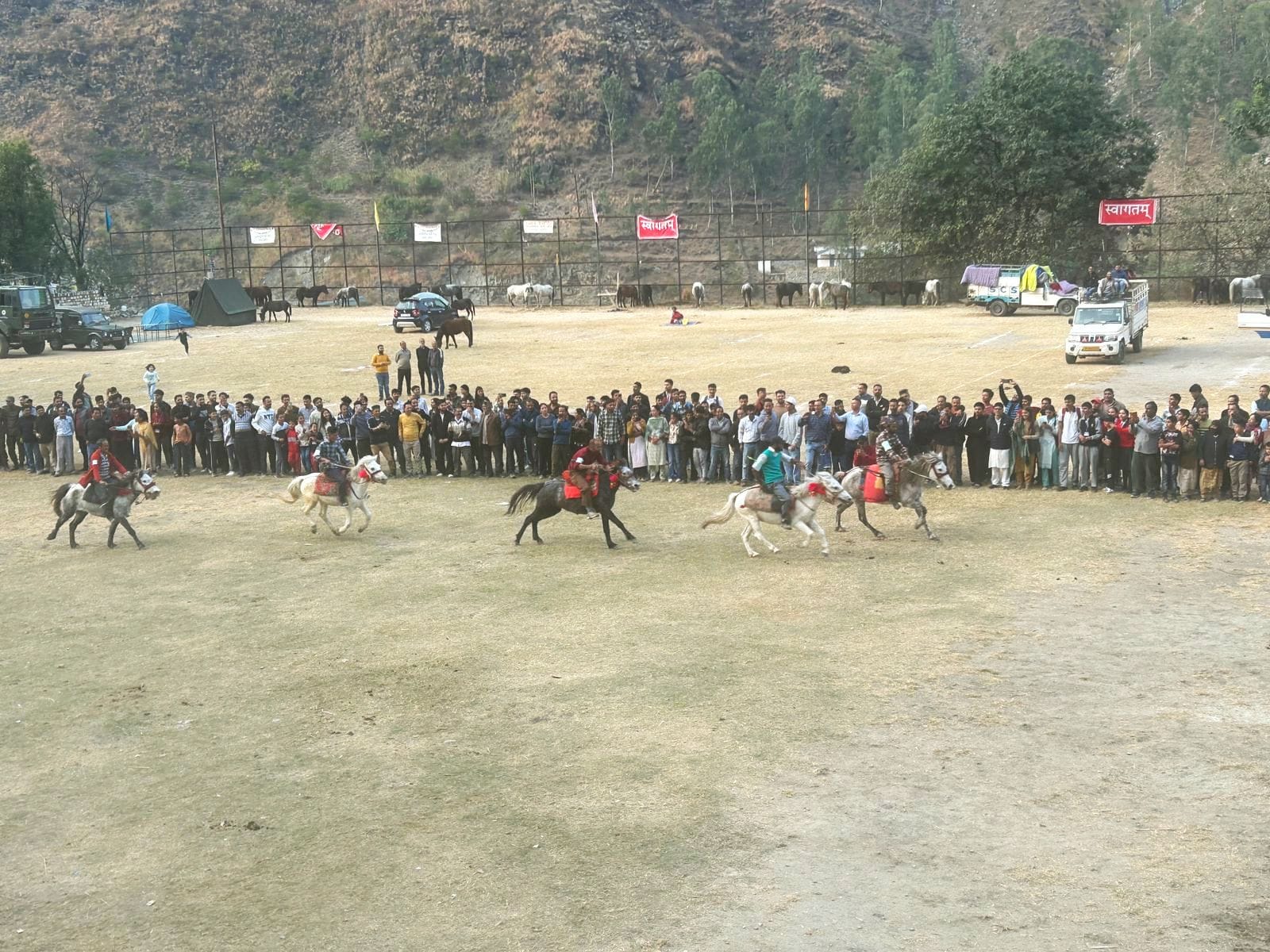 अश्व प्रदर्शनी के अंतिम दिन गुब्बारा फोड़ प्रतियोगिता में भाग लेते अश्वपालक। संवाद
