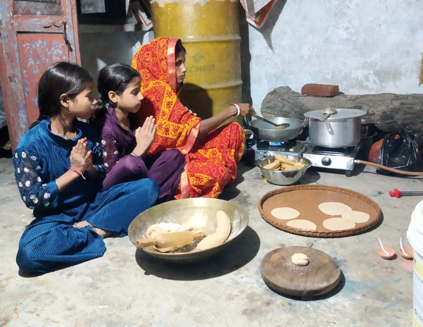 बरहा रेलवे क्रांसिग के पास स्थित सरोवर पर छठ पूजा के लिए होती सजावट।संवाद