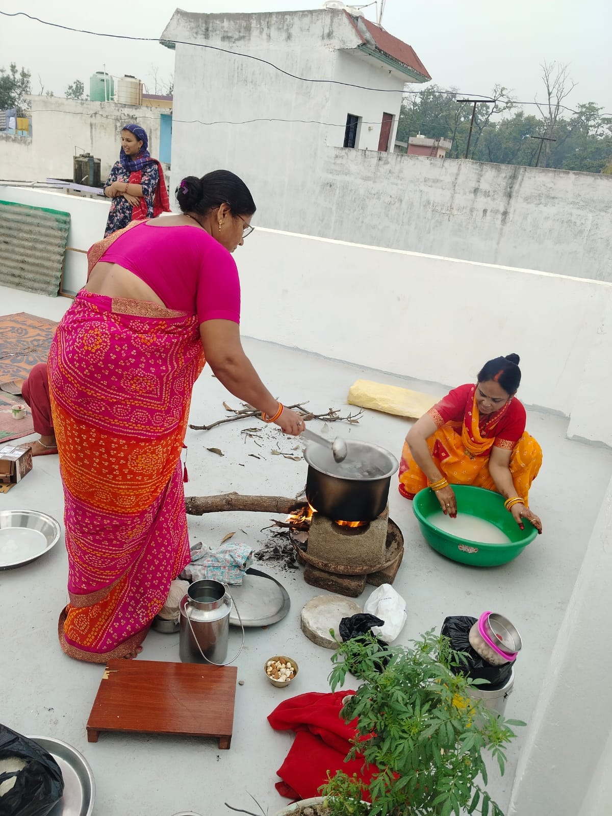 बरहा रेलवे क्रांसिग के पास स्थित सरोवर पर छठ पूजा के लिए होती सजावट।संवाद