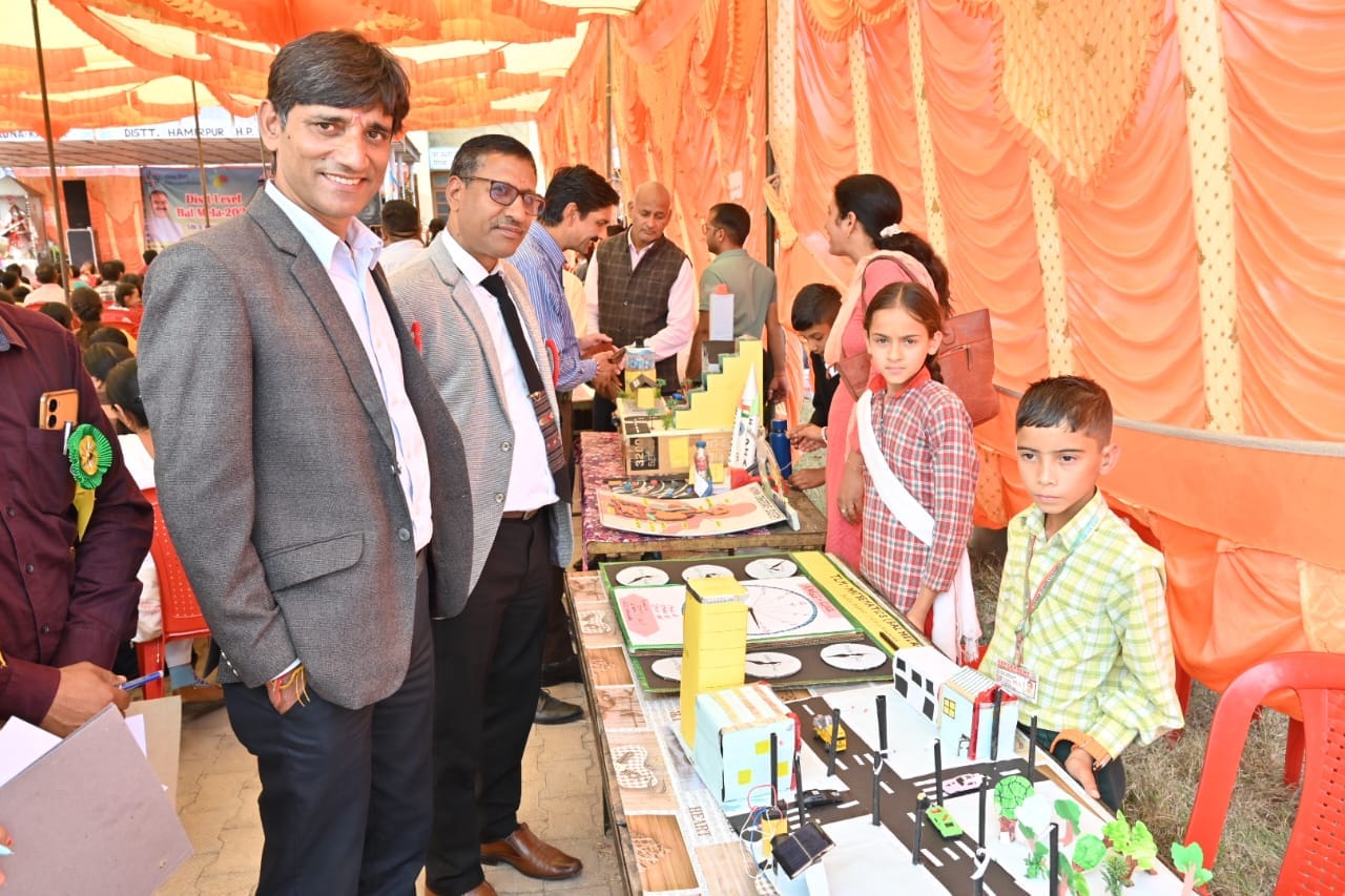 डाइट गौना करौर में आयोजित बाल मेले में खेलकूद गतिविधियों में भाग लेते विद्यार्थी। स्रोत: संस्था डाइट गौना करौर में आयोजित बाल मेले में खेलकूद गतिविधियों में भाग लेते विद्यार्थी। स्रोत: संस्था