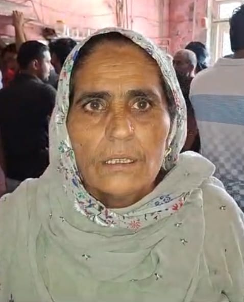 फोटो 01- सोनीपत के गांव बैंयापुर स्थित पैक्स में खाद लेने के लिए लाइन में लगे किसान। संवाद फोटो 01- सोनीपत के गांव बैंयापुर स्थित पैक्स में खाद लेने के लिए लाइन में लगे किसान। संवाद