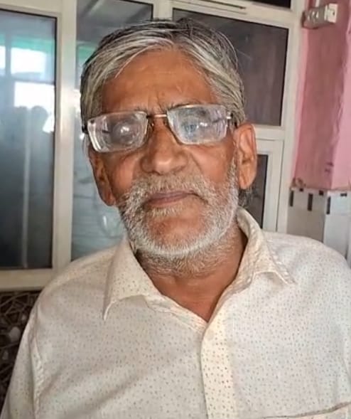फोटो 01- सोनीपत के गांव बैंयापुर स्थित पैक्स में खाद लेने के लिए लाइन में लगे किसान। संवाद फोटो 01- सोनीपत के गांव बैंयापुर स्थित पैक्स में खाद लेने के लिए लाइन में लगे किसान। संवाद
