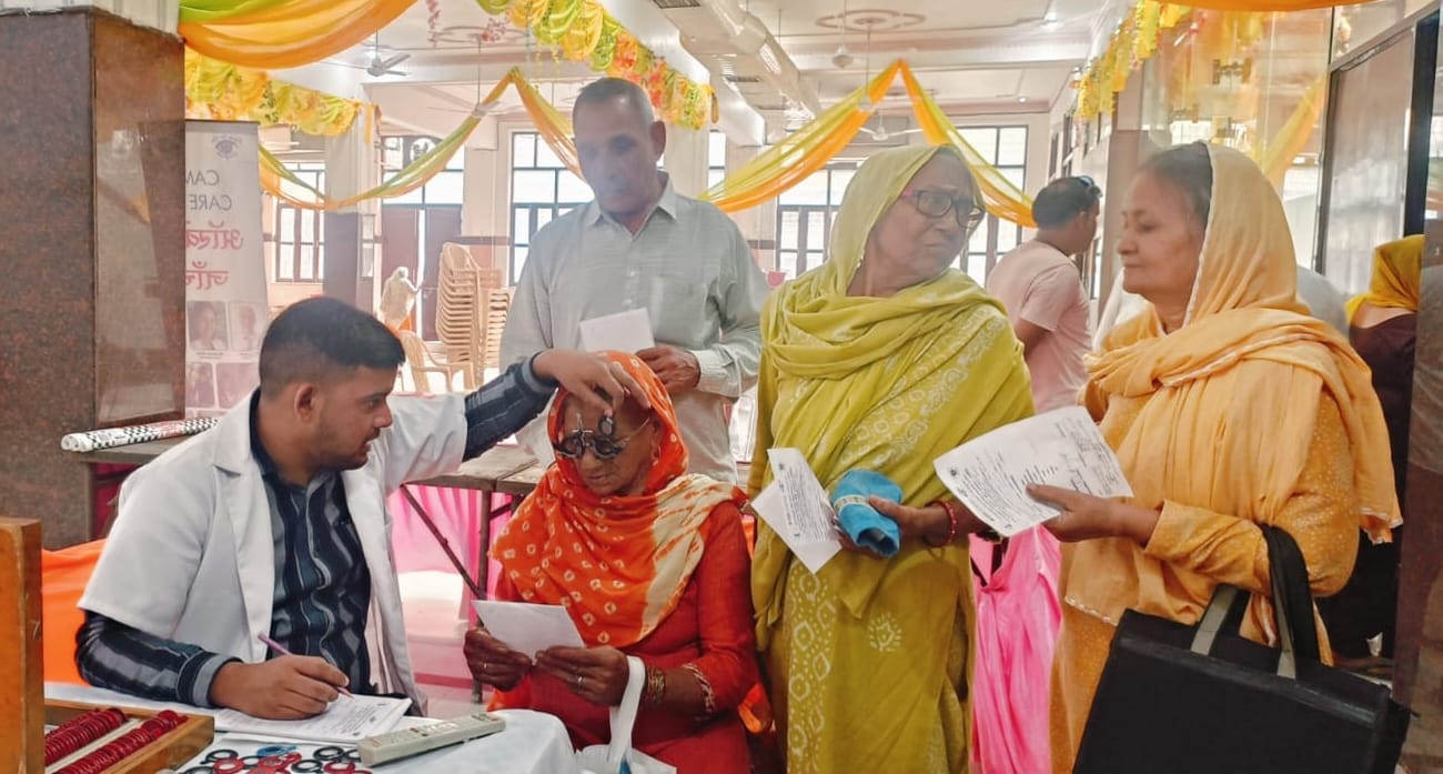 फोटाे 13- सोनीपत के गुड़ मंडी स्थित अग्रवाल धर्मशाला में शिविर के दौरान महिला के नेत्रों की जांच फोटाे 13- सोनीपत के गुड़ मंडी स्थित अग्रवाल धर्मशाला में शिविर के दौरान महिला के नेत्रों की जांच
