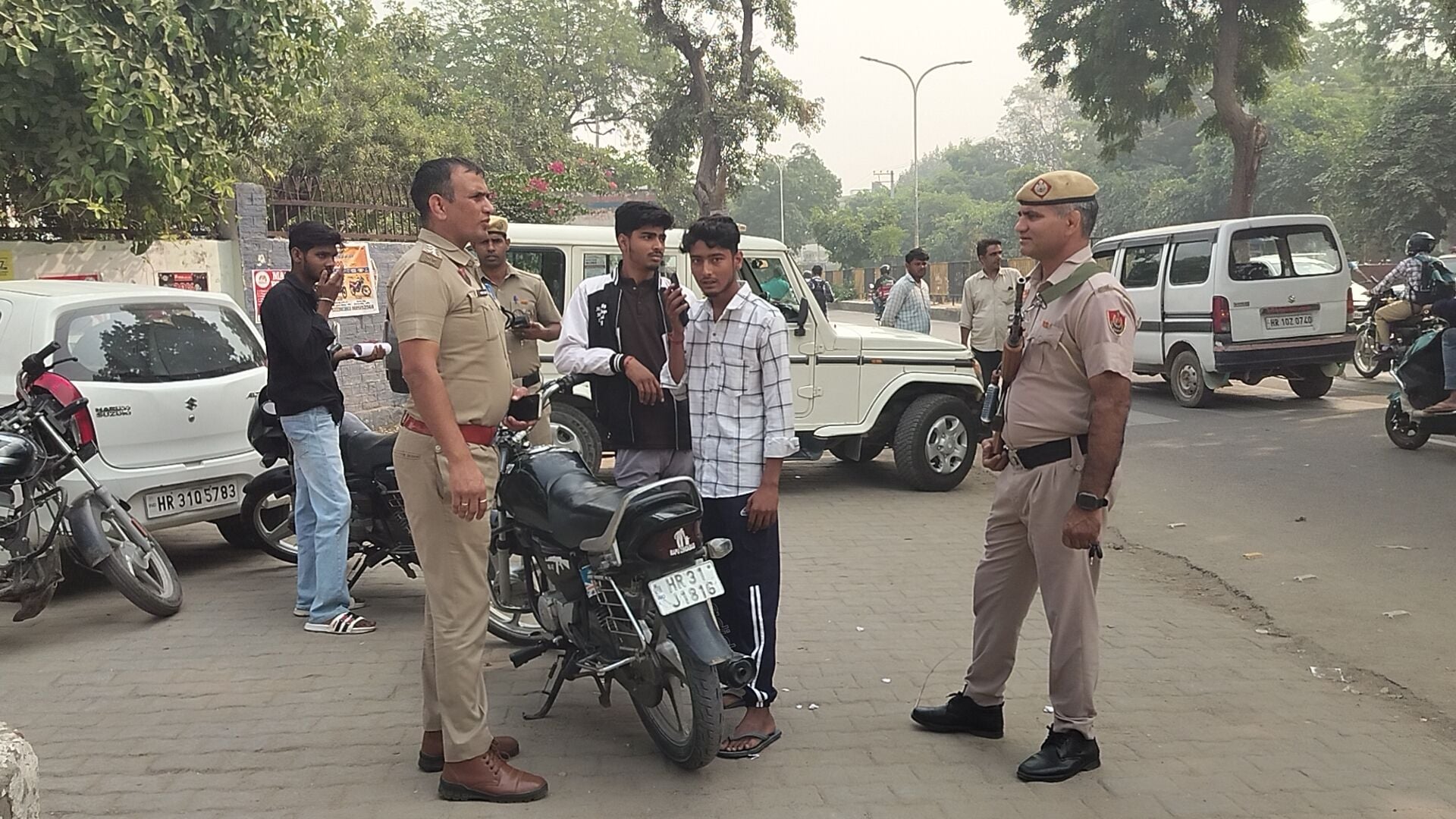 ०५जेएनडी़15: नियमों की अवहेलना करने वाले बाइक चालकों के गोहाना रोड पर कॉलेज के सामने चालान करते ०५जेएनडी़15: नियमों की अवहेलना करने वाले बाइक चालकों के गोहाना रोड पर कॉलेज के सामने चालान करते
