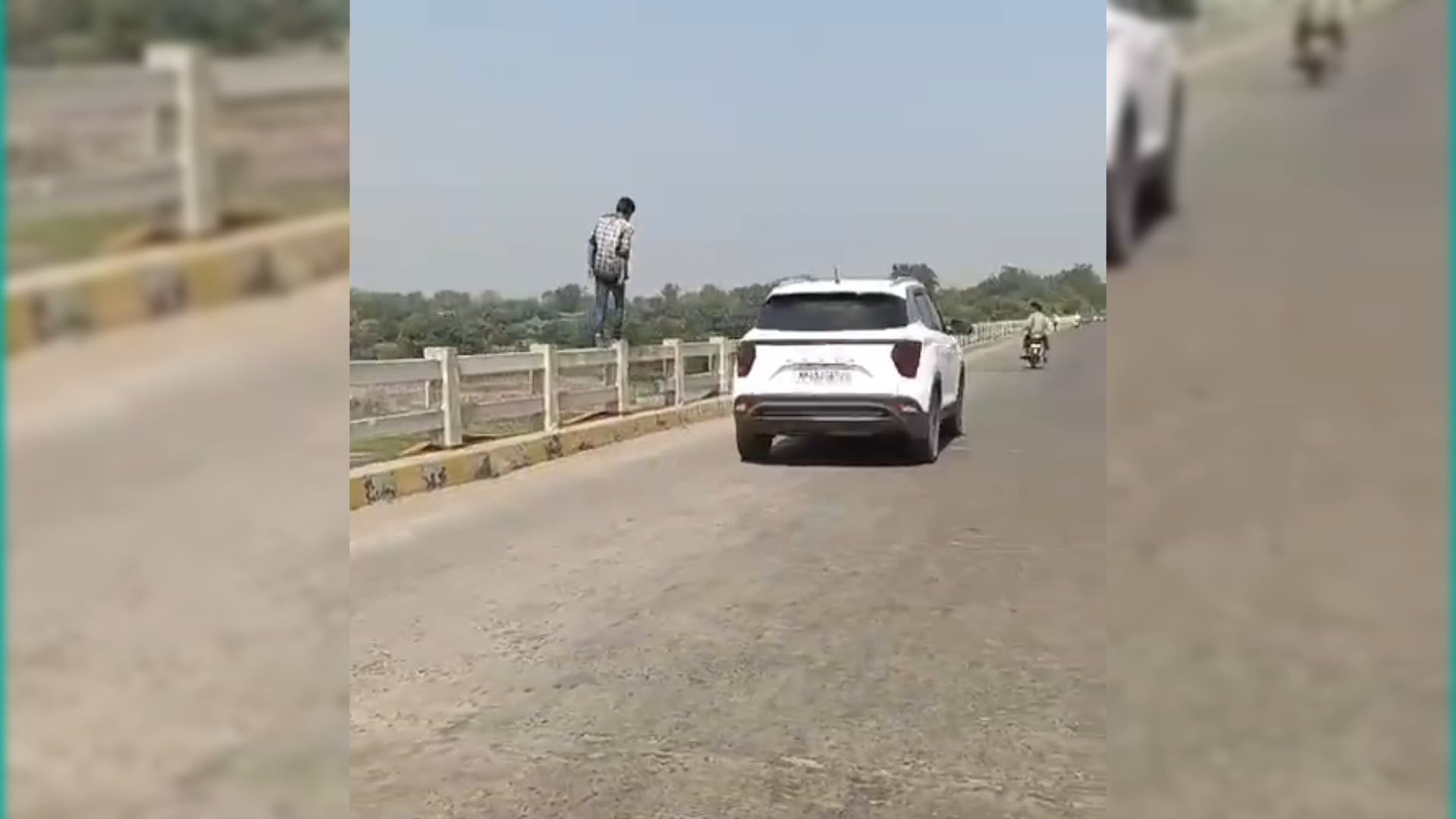 नर्मदा के पुल की रेलिंग पर स्टंट करने का वीडियो हो रहा वायरल
