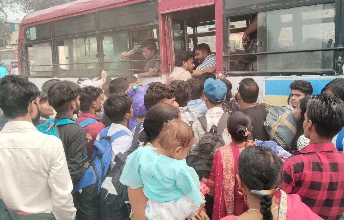 पीलीभीत रेलवे स्टेशन पर ट्रेन में सवार होने को धक्का-मुक्की करते यात्री। संवाद