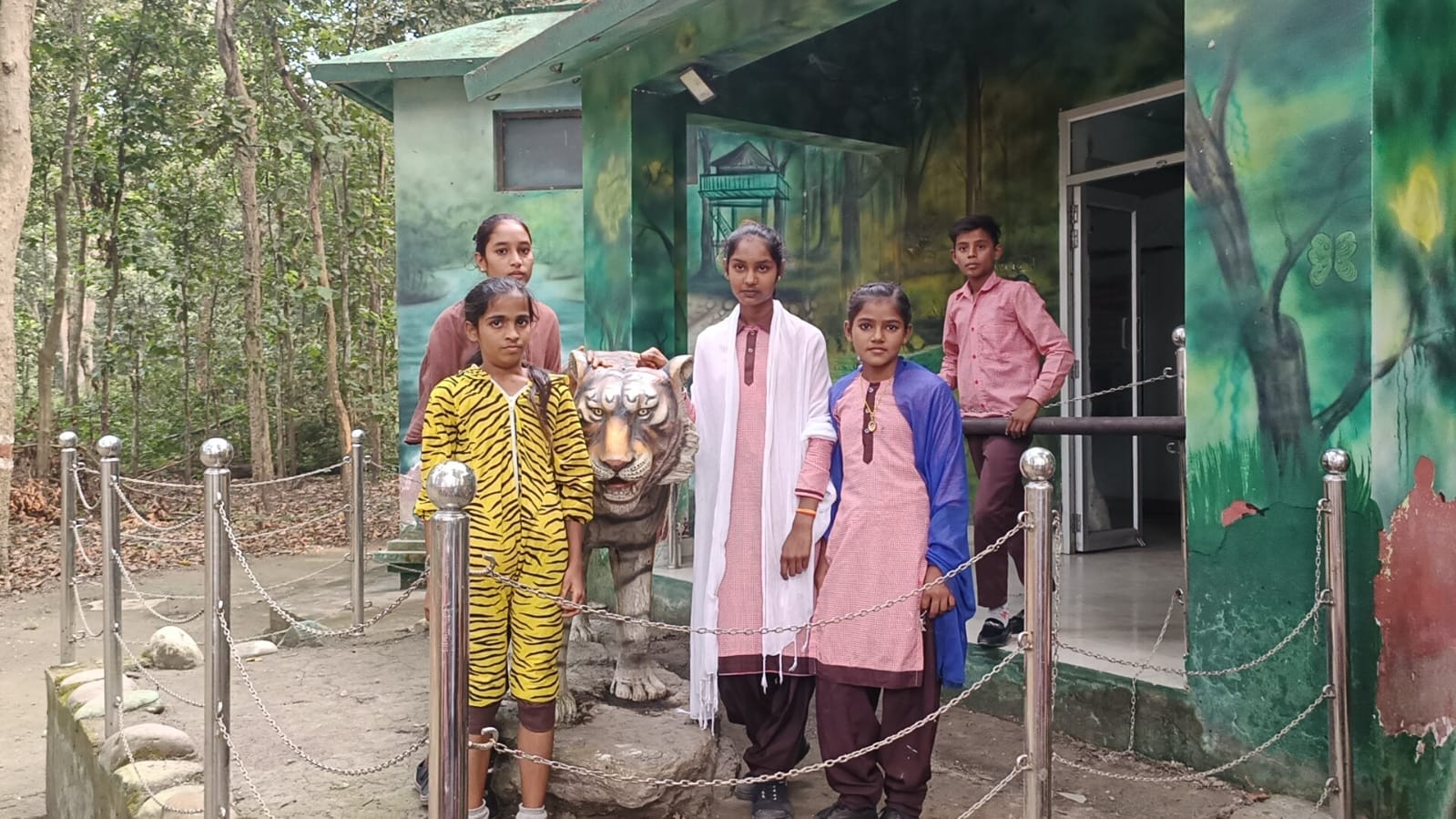 पीलीभीत टाइगर रिजर्व के मुस्तफाबाद गेस्ट हाउस पर हवन पूजन करते डीएम व जनप्रतिनिधि। संवाद पीलीभीत टाइगर रिजर्व के मुस्तफाबाद गेस्ट हाउस पर हवन पूजन करते डीएम व जनप्रतिनिधि। संवाद