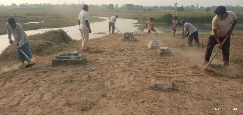संपूर्णानगर के भानपुरी खजुरिया में कार्य करते सेवादार। संवाद संपूर्णानगर के भानपुरी खजुरिया में कार्य करते सेवादार। संवाद
