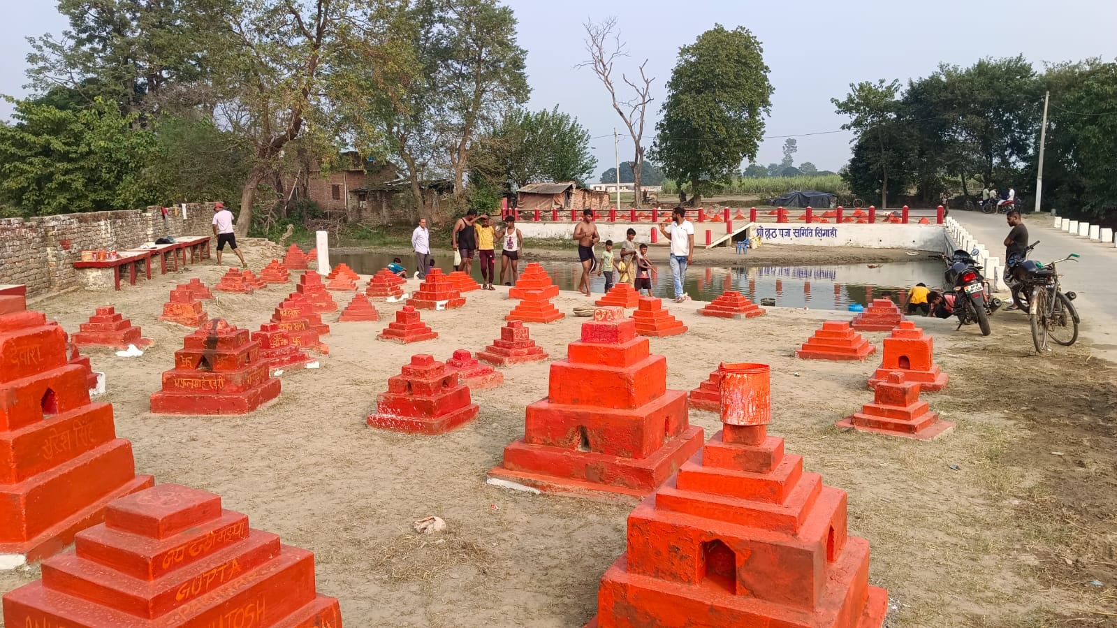 संपूर्णानगर के भानपुरी खजुरिया में कार्य करते सेवादार। संवाद संपूर्णानगर के भानपुरी खजुरिया में कार्य करते सेवादार। संवाद