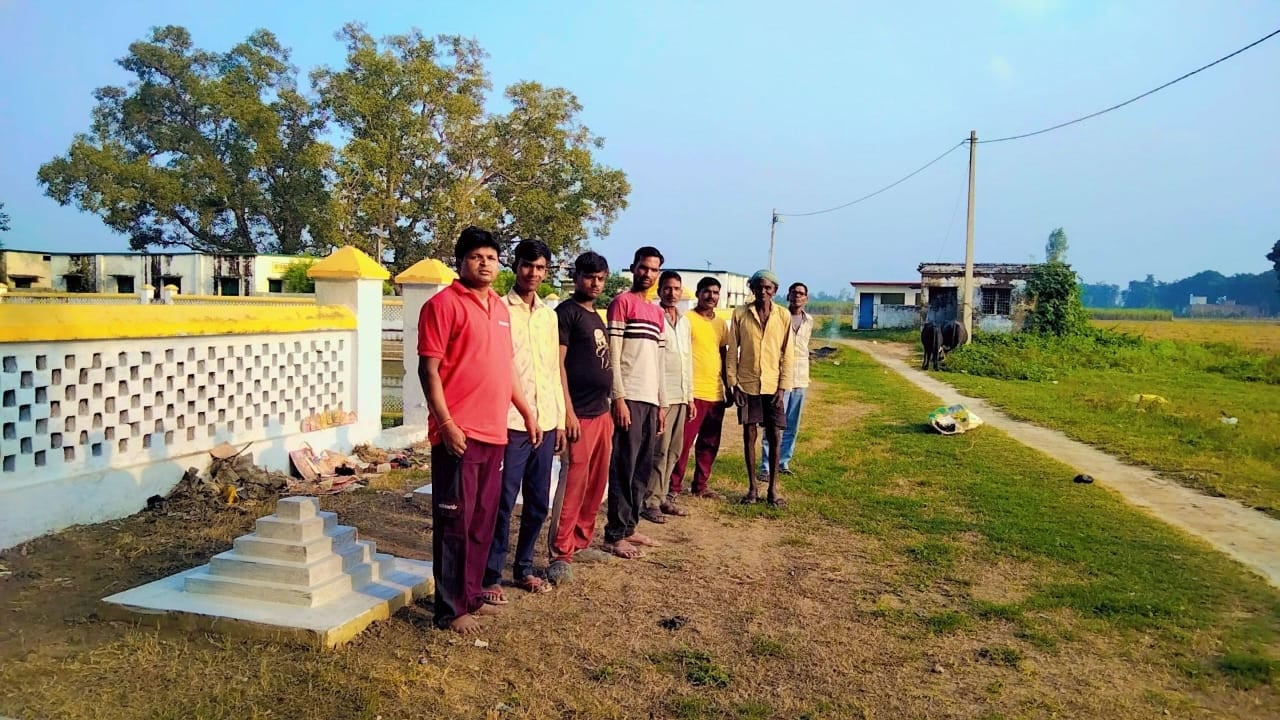 संपूर्णानगर के भानपुरी खजुरिया में कार्य करते सेवादार। संवाद संपूर्णानगर के भानपुरी खजुरिया में कार्य करते सेवादार। संवाद