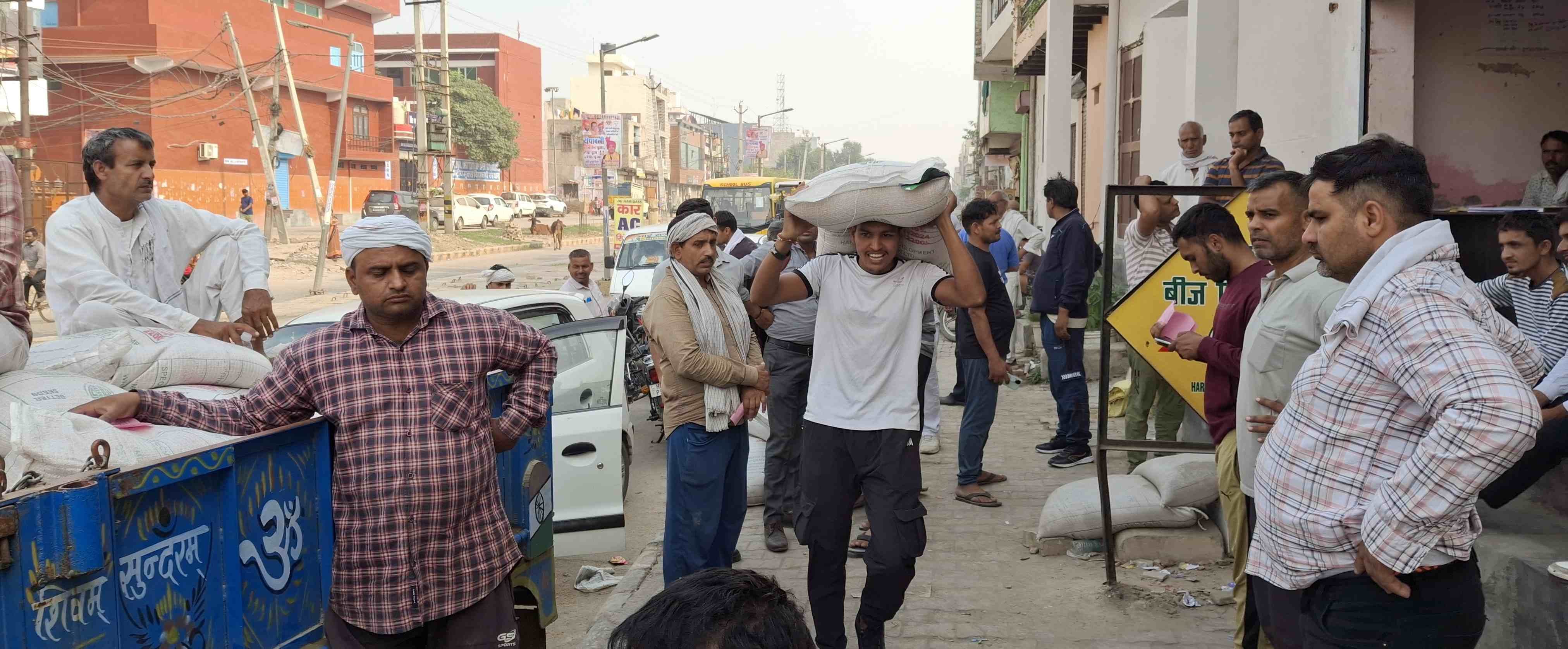 -फोटो 62 : सरकारी केंद्र के बाहर गेहूं का बीज खरीदने पहुंचे किसान। संवाद -फोटो 62 : सरकारी केंद्र के बाहर गेहूं का बीज खरीदने पहुंचे किसान। संवाद