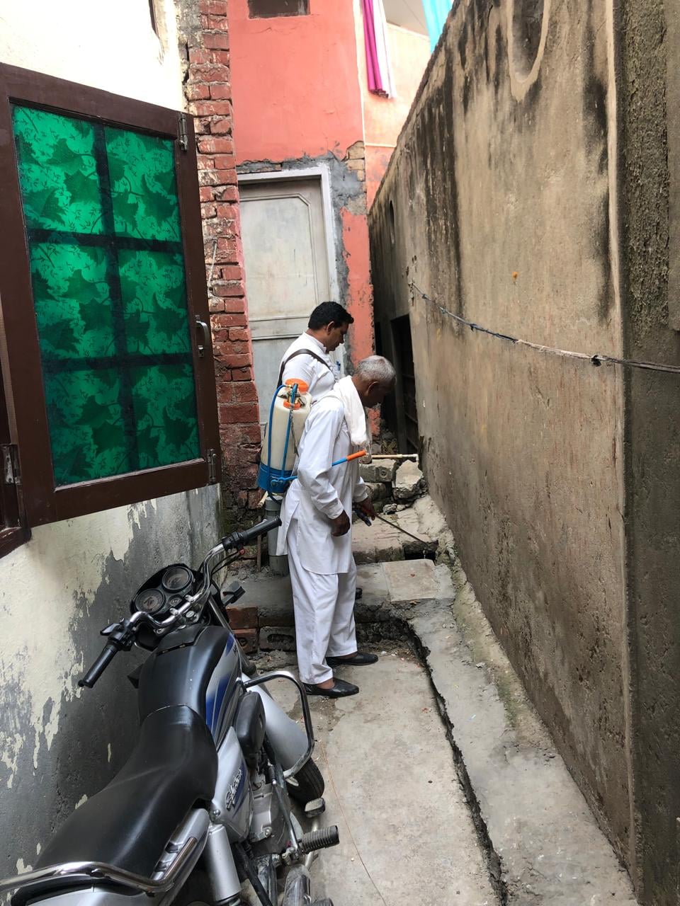 कुरुक्षेत्र। लारवा की जांच करते स्वास्थ्य कर्मी। संवाद