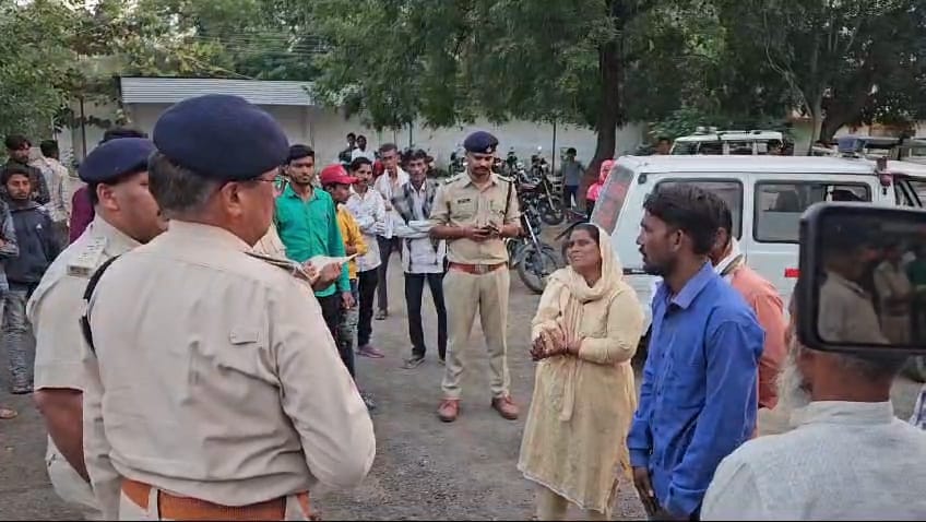 जमीन विवाद में हुई महिला की मौत मामले में जानकारी देते एएसपी महेंद्र तारनेकर