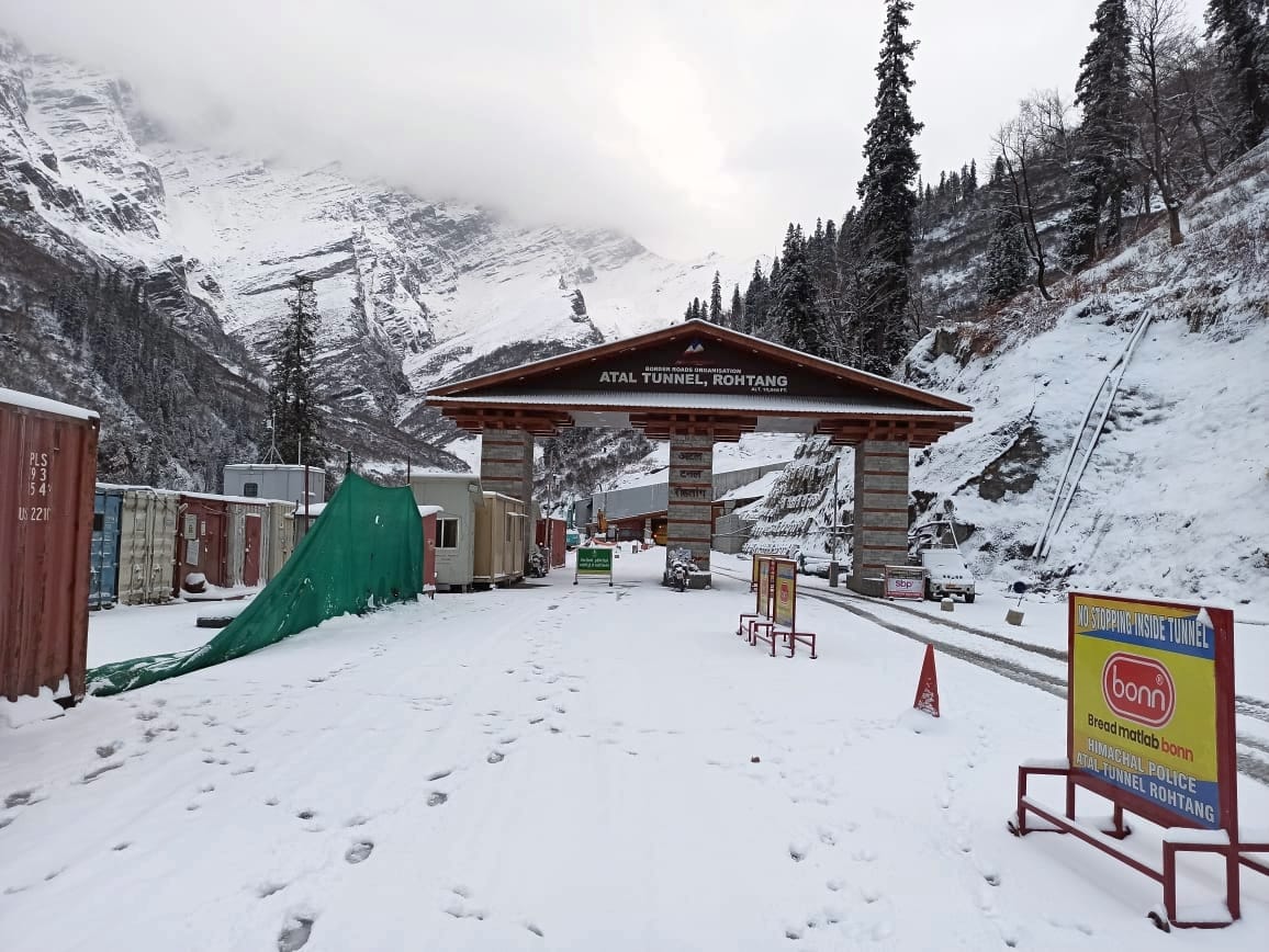 मनाली के रोहतांग दर्रा समेत मनाली की तमाम चोटियों नहीं दिख रही बर्फ ।-संवाद मनाली के रोहतांग दर्रा समेत मनाली की तमाम चोटियों नहीं दिख रही बर्फ ।-संवाद