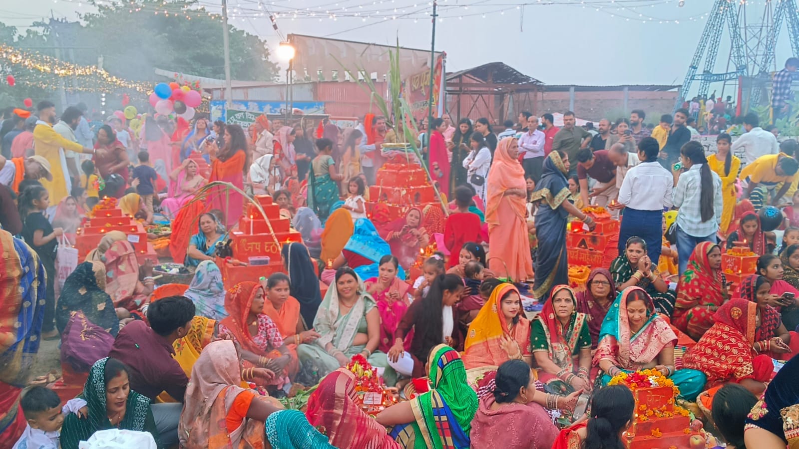 पलिया चीनी मिल में छठ पूजा करतीं महिलाएं। संवाद