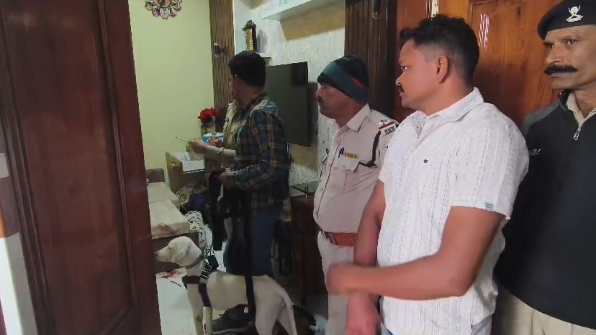 नेपानगर में सीमेंट व्यापारी के घर हुई डकैती में 10 हजार का इनाम घोषित