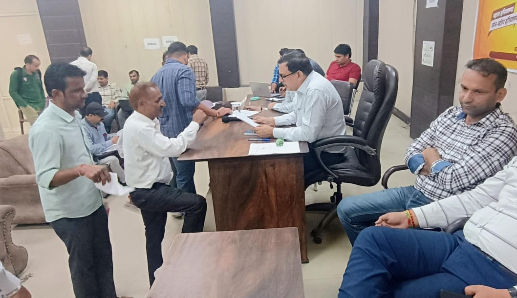 समाधान शिविर में अधिकारी को समस्या बताते शहरवासी। संवाद समाधान शिविर में अधिकारी को समस्या बताते शहरवासी। संवाद