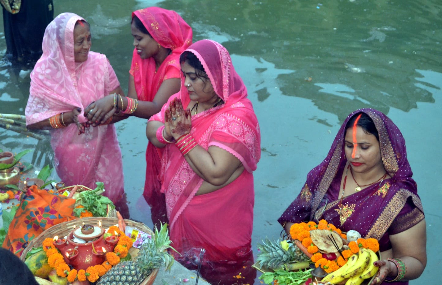 शामली में हनुमान धाम पर छठ पूजा के गीत गाती महिलाएं । संवाद शामली में हनुमान धाम पर छठ पूजा के गीत गाती महिलाएं । संवाद