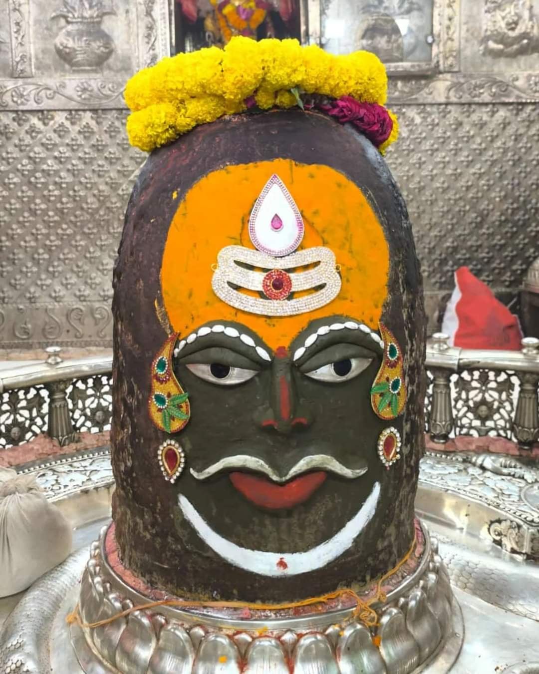 त्रिपुंड लगाकर ऐसे सजे बाबा महाकाल, चारों ओर गूंजा जय श्री महाकाल, श्रद्धालुओं ने किया जमकर दान