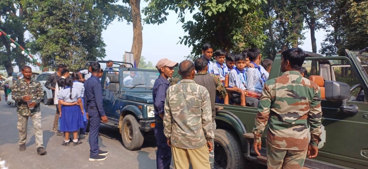 टूरिस्ट सर्किट पर स्वागत के लिए खड़े हाथी। स्त्रोत- वन विभाग।