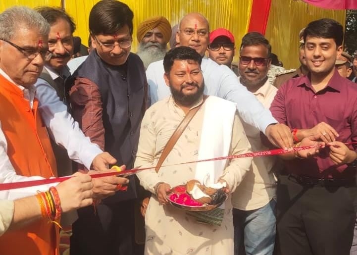 टूरिस्ट सर्किट पर स्वागत के लिए खड़े हाथी। स्त्रोत- वन विभाग।