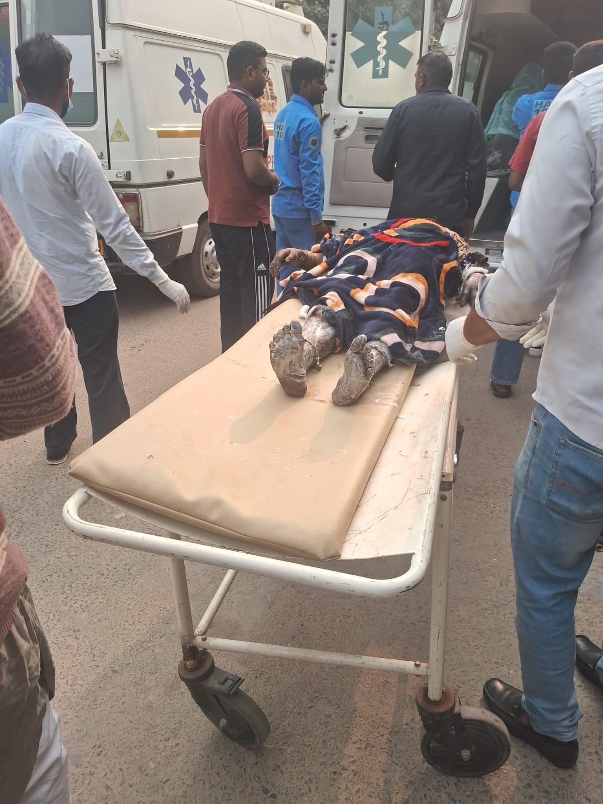 दमकल कर्मचारी आग बुझाते हुए। संवाद