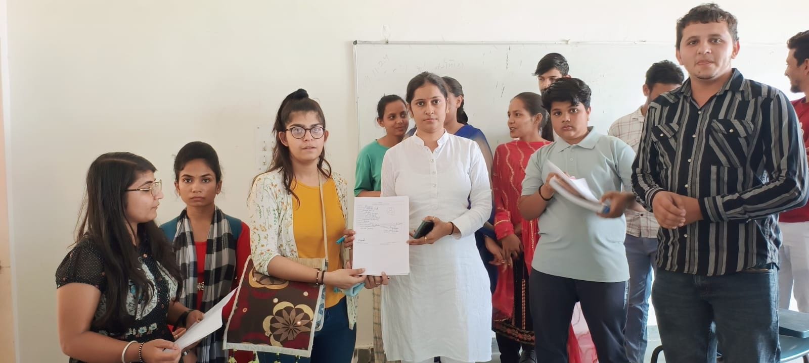 08जेएनडी41 : चुनाव के लिए अपना नामांकन पत्र दाखिल करते विद्यार्थी। संवाद 08जेएनडी41 : चुनाव के लिए अपना नामांकन पत्र दाखिल करते विद्यार्थी। संवाद