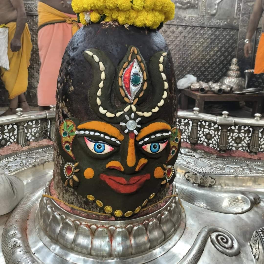 भांग का श्रृंगार तीसरा नेत्र लगाकर सजे बाबा महाकाल, भक्तों ने किए दर्शन चारों ओर गूंजा जय श्री 