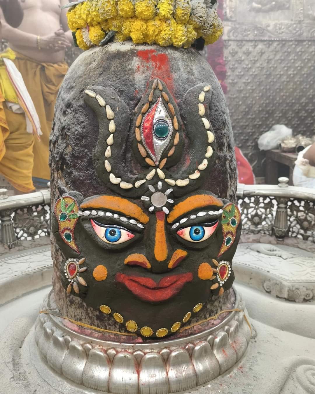 भांग का श्रृंगार तीसरा नेत्र लगाकर सजे बाबा महाकाल, भक्तों ने किए दर्शन चारों ओर गूंजा जय श्री 