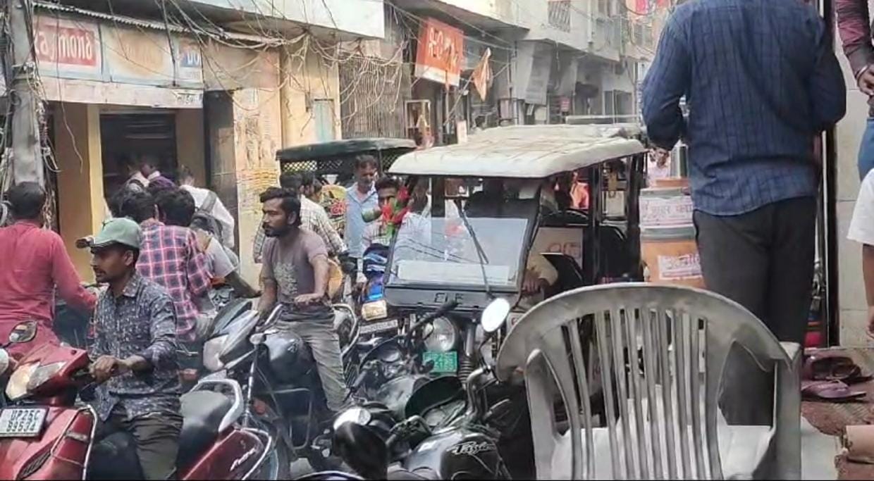 बहेड़ी। केसर रेलवे क्रॉसिंग पर रोजाना इस तरह लग रहा है जाम। बहेड़ी। केसर रेलवे क्रॉसिंग पर रोजाना इस तरह लग रहा है जाम।