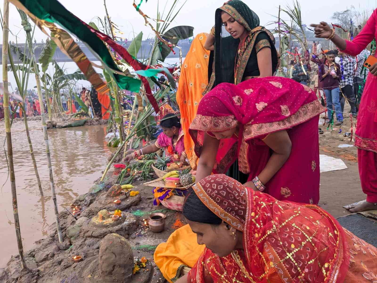 बद्दी के शीतलपुर गांव के समीप सरसा खड्?ड में उगते सूर्य को अर्घ्य देती हुई महिलाएं। संवाद