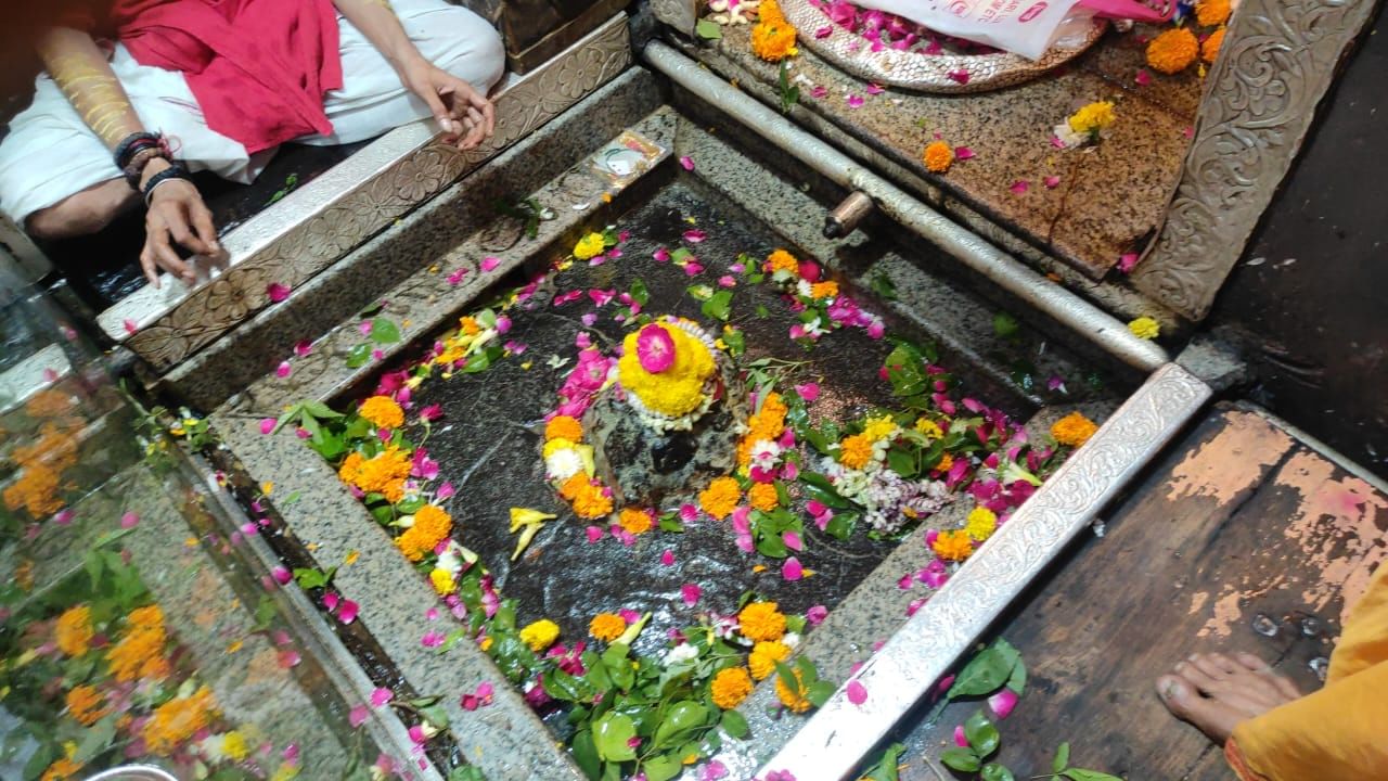 छठ पर्व पर ओंकारेश्वर दर्शन करने पहुंचे हजारों भक्त