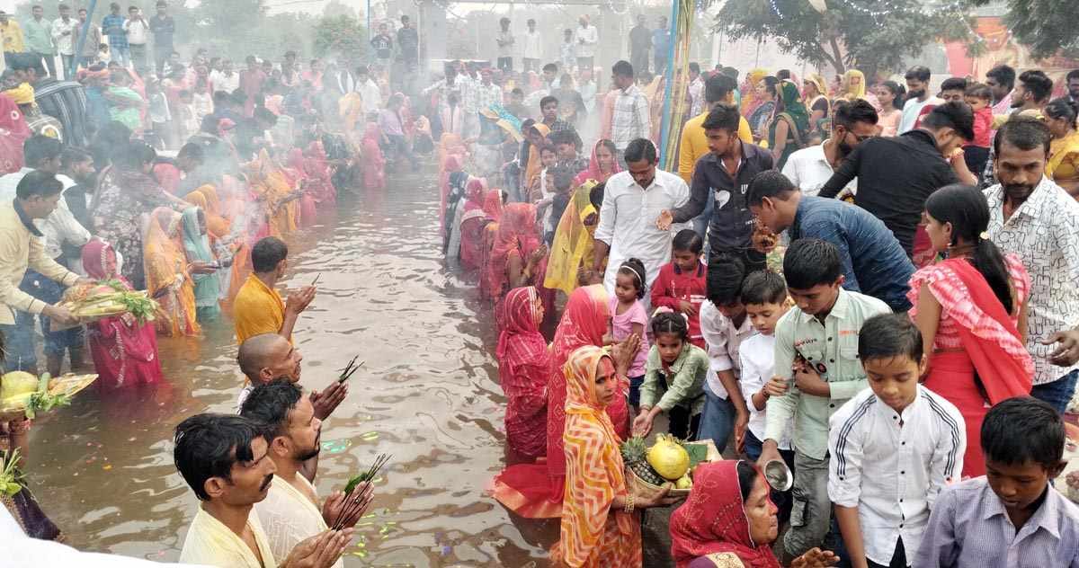 टोहाना में छठ पूजा करतीं महिलाएं। 